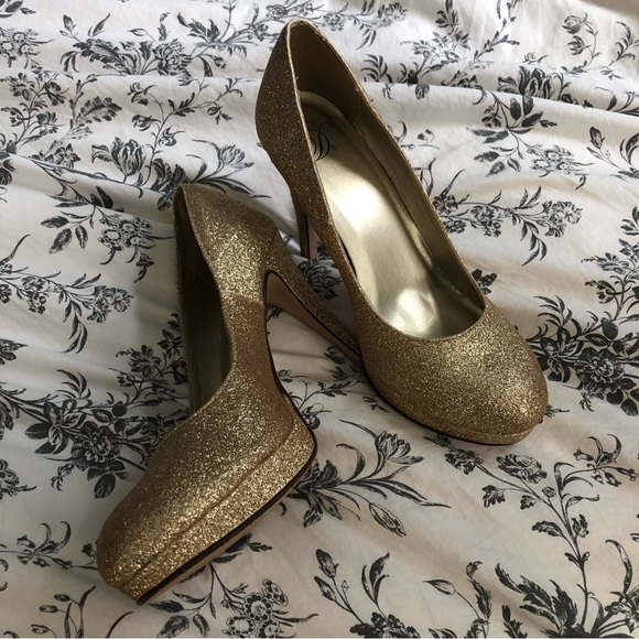 Modcloth Light & Shining Ardor Gold Sparkle Pump - Picture 2 of 8